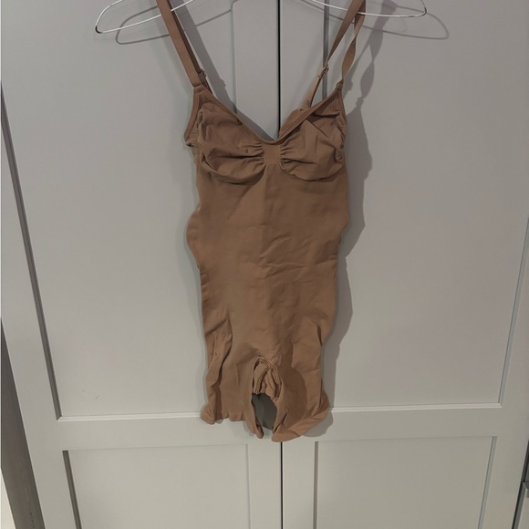 SKIMS LOW BACK MID THIGH BODYSUIT. Size Large - Picture 6 of 6